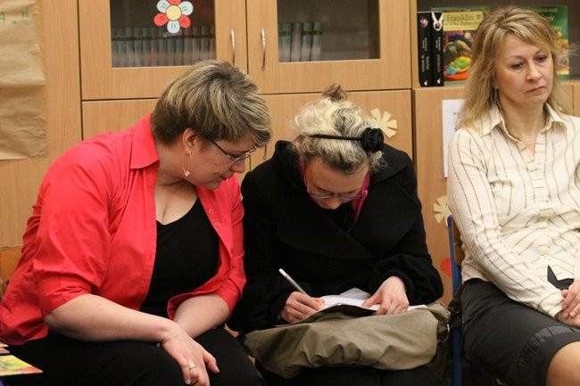 Gimnazjaliści z 9 czytali bajki (zdjęcia)