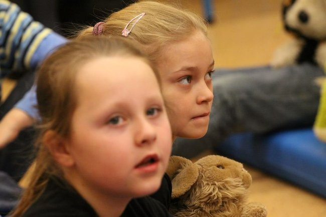 Gimnazjaliści z 9 czytali bajki (zdjęcia)