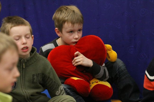 Gimnazjaliści z 9 czytali bajki (zdjęcia)