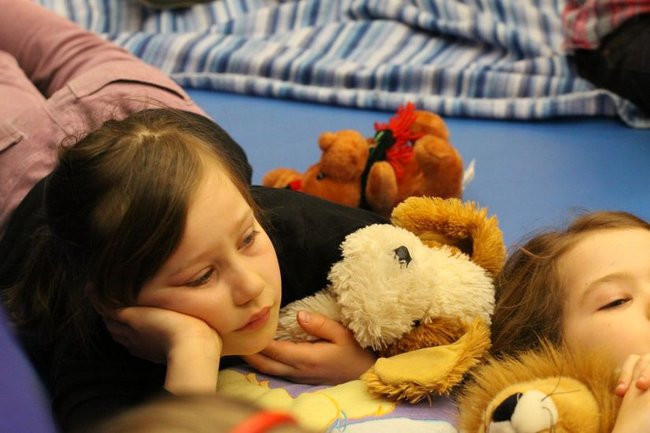 Gimnazjaliści z 9 czytali bajki (zdjęcia)