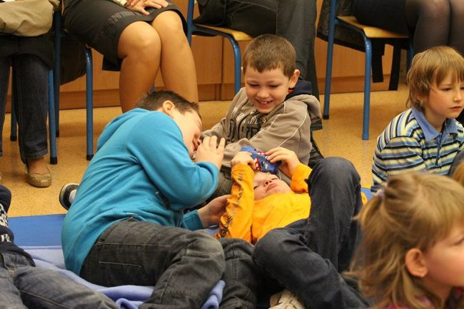 Gimnazjaliści z 9 czytali bajki (zdjęcia)