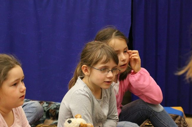 Gimnazjaliści z 9 czytali bajki (zdjęcia)