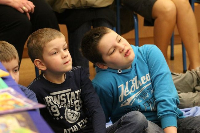 Gimnazjaliści z 9 czytali bajki (zdjęcia)