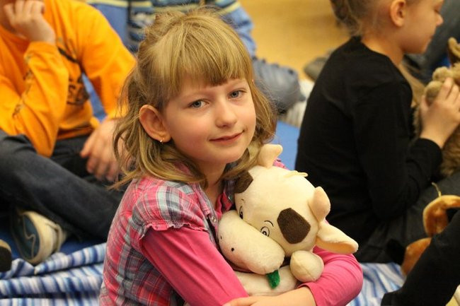 Gimnazjaliści z 9 czytali bajki (zdjęcia)