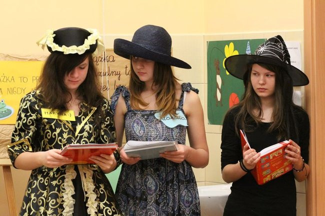 Gimnazjaliści z 9 czytali bajki (zdjęcia)