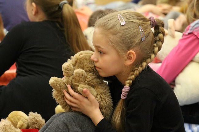 Gimnazjaliści z 9 czytali bajki (zdjęcia)