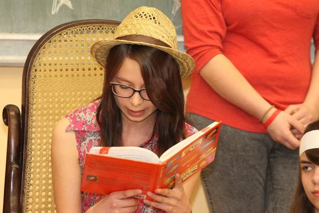 Gimnazjaliści z 9 czytali bajki (zdjęcia)