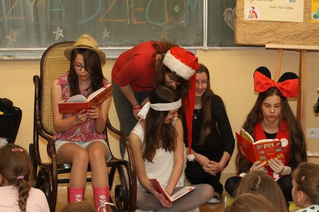 Gimnazjaliści z 9 czytali bajki (zdjęcia)