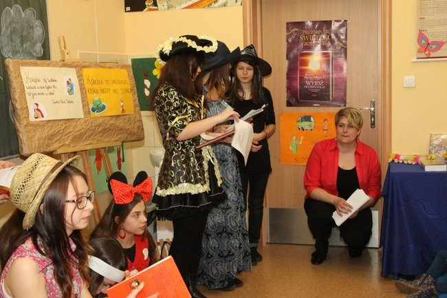 Gimnazjaliści z 9 czytali bajki (zdjęcia)