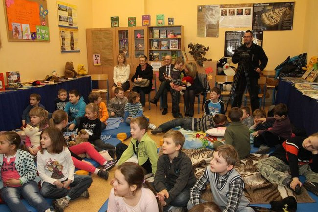 Gimnazjaliści z 9 czytali bajki (zdjęcia)