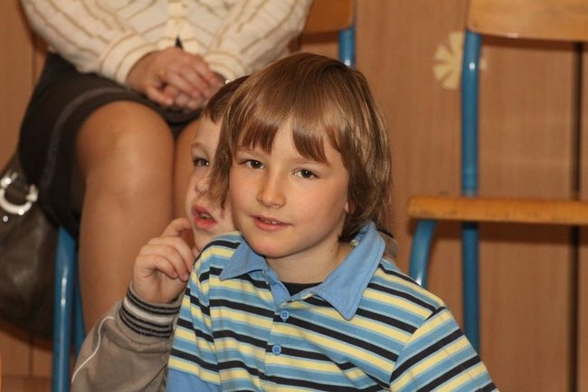 Gimnazjaliści z 9 czytali bajki (zdjęcia)