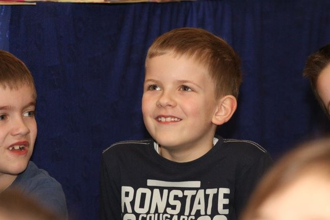 Gimnazjaliści z 9 czytali bajki (zdjęcia)