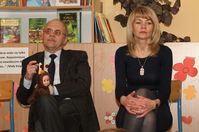 Gimnazjaliści z 9 czytali bajki (zdjęcia)