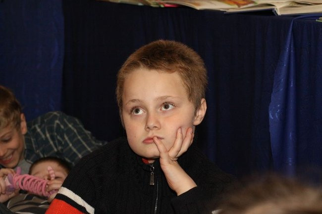 Gimnazjaliści z 9 czytali bajki (zdjęcia)