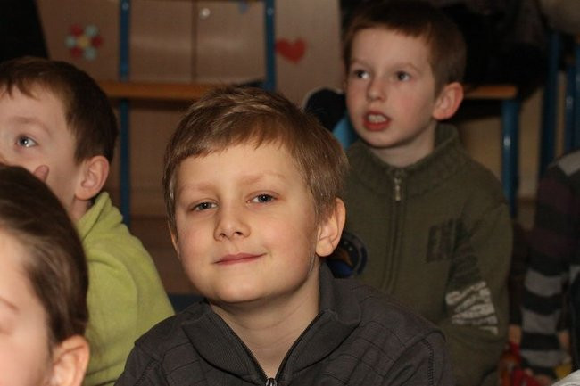 Gimnazjaliści z 9 czytali bajki (zdjęcia)