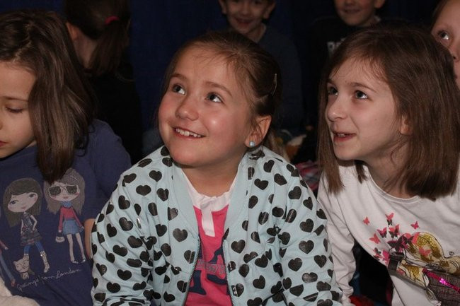 Gimnazjaliści z 9 czytali bajki (zdjęcia)