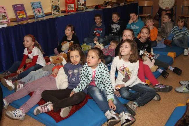 Gimnazjaliści z 9 czytali bajki (zdjęcia)