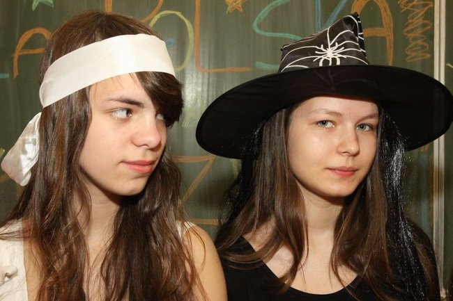 Gimnazjaliści z 9 czytali bajki (zdjęcia)