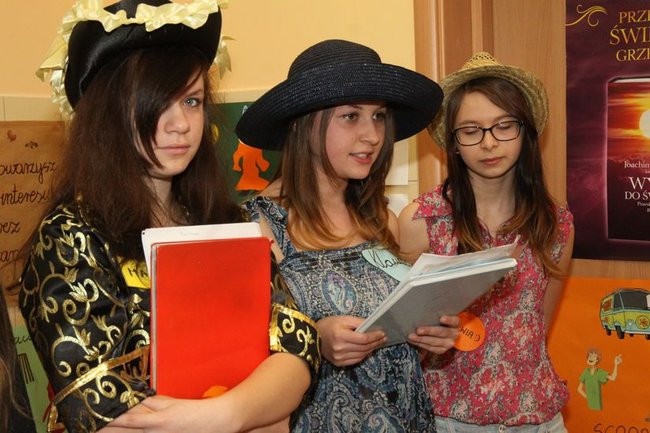 Gimnazjaliści z 9 czytali bajki (zdjęcia)