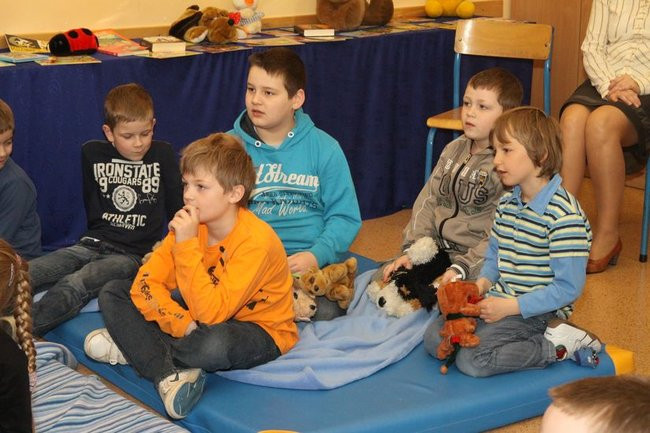 Gimnazjaliści z 9 czytali bajki (zdjęcia)