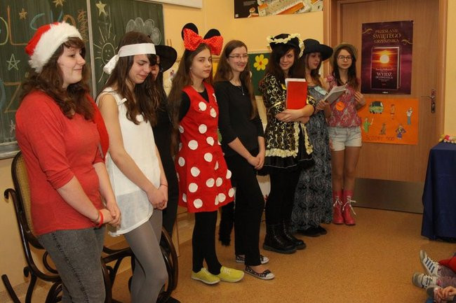 Gimnazjaliści z 9 czytali bajki (zdjęcia)