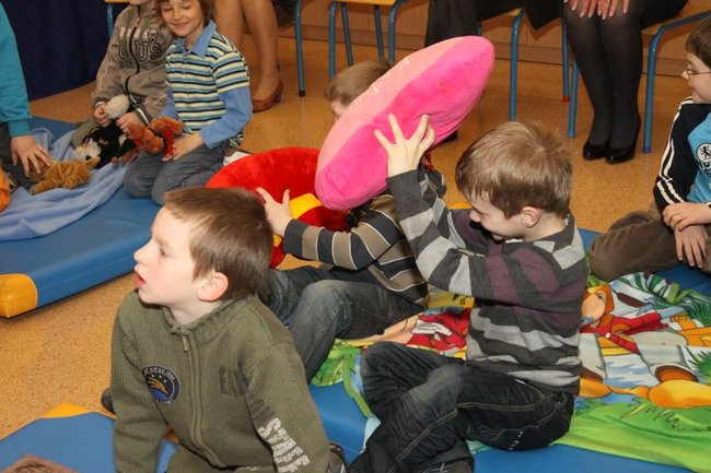 Gimnazjaliści z 9 czytali bajki (zdjęcia)