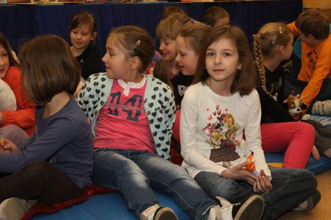 Gimnazjaliści z 9 czytali bajki (zdjęcia)