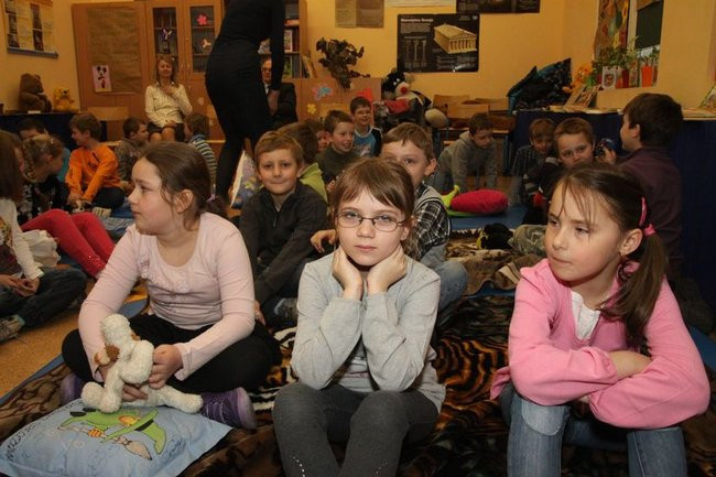 Gimnazjaliści z 9 czytali bajki (zdjęcia)