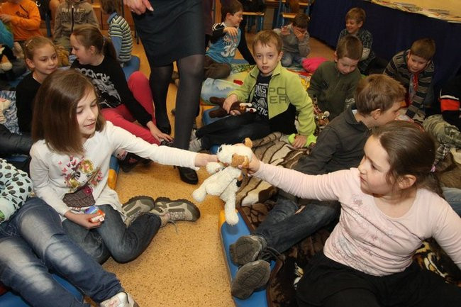 Gimnazjaliści z 9 czytali bajki (zdjęcia)