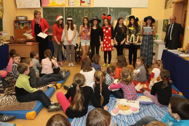 Gimnazjaliści z 9 czytali bajki (zdjęcia)