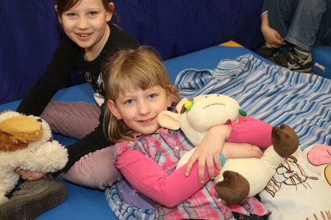 Gimnazjaliści z 9 czytali bajki (zdjęcia)