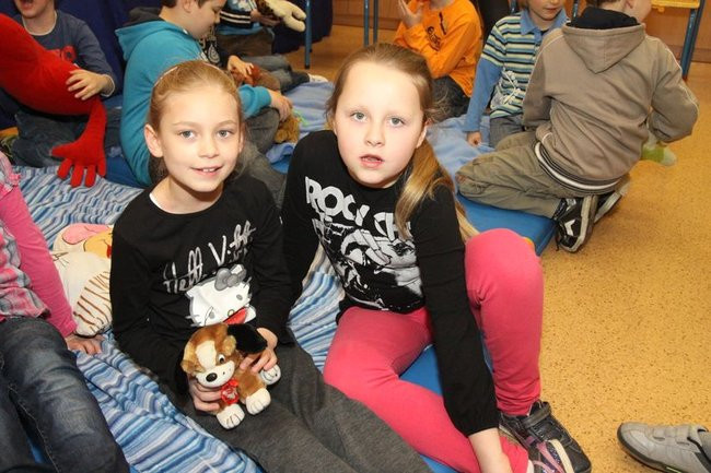 Gimnazjaliści z 9 czytali bajki (zdjęcia)