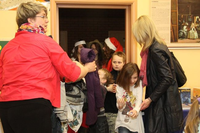 Gimnazjaliści z 9 czytali bajki (zdjęcia)