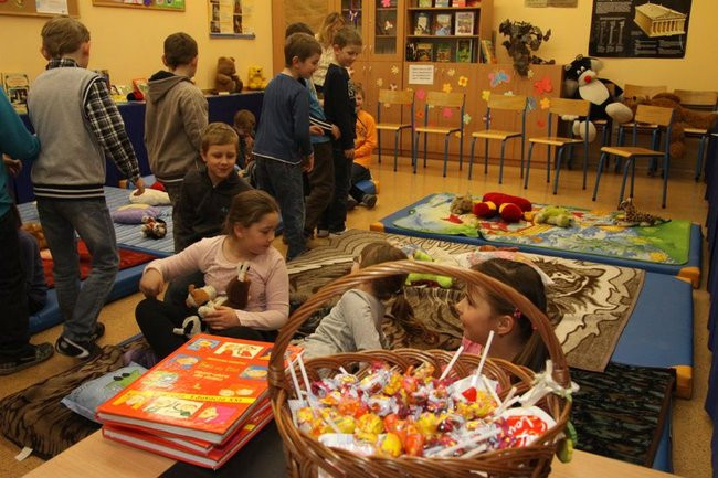 Gimnazjaliści z 9 czytali bajki (zdjęcia)