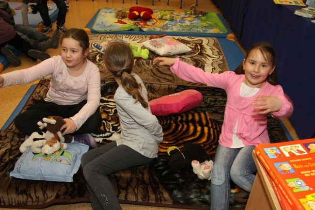 Gimnazjaliści z 9 czytali bajki (zdjęcia)