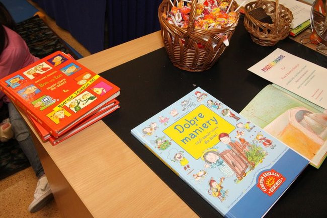 Gimnazjaliści z 9 czytali bajki (zdjęcia)