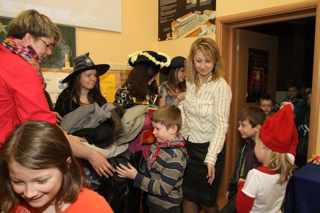 Gimnazjaliści z 9 czytali bajki (zdjęcia)