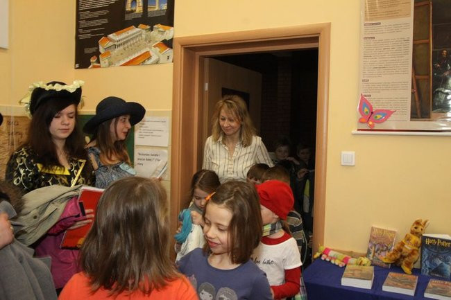 Gimnazjaliści z 9 czytali bajki (zdjęcia)