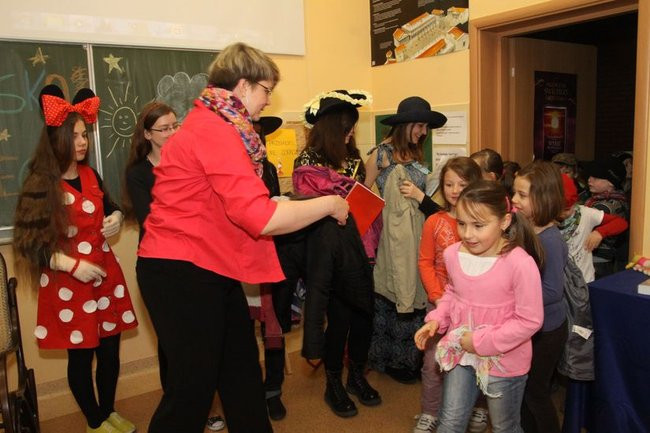 Gimnazjaliści z 9 czytali bajki (zdjęcia)