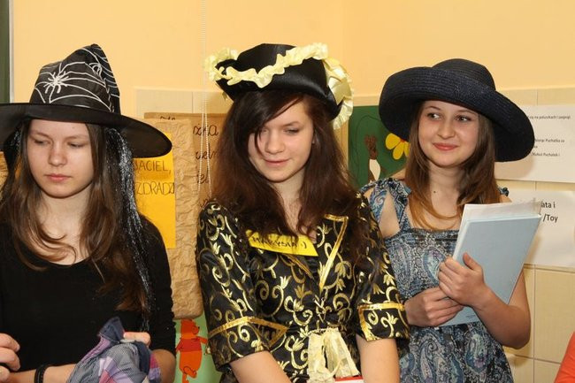 Gimnazjaliści z 9 czytali bajki (zdjęcia)