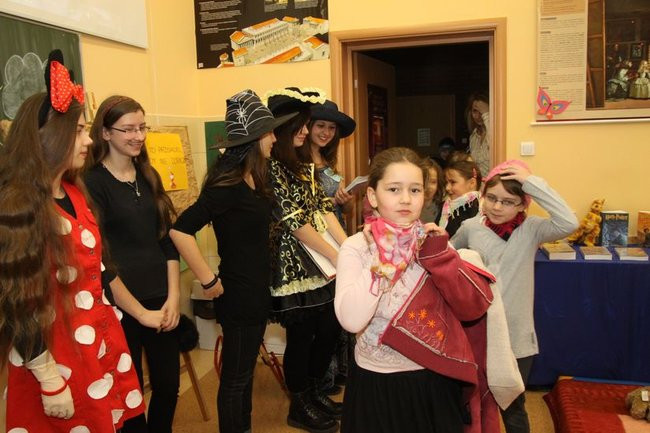 Gimnazjaliści z 9 czytali bajki (zdjęcia)