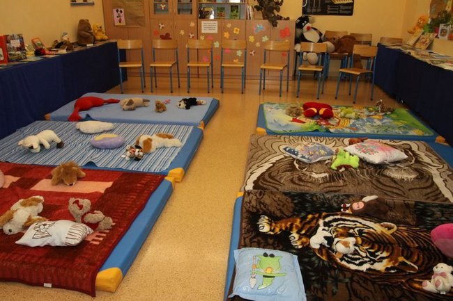 Gimnazjaliści z 9 czytali bajki (zdjęcia)