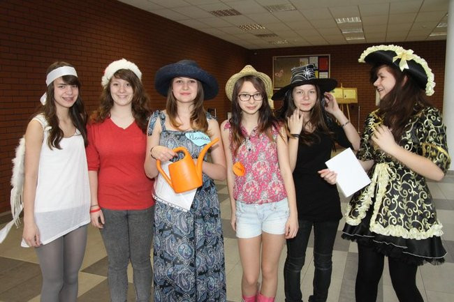 Gimnazjaliści z 9 czytali bajki (zdjęcia)