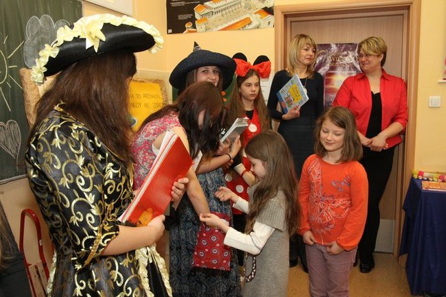Gimnazjaliści z 9 czytali bajki (zdjęcia)