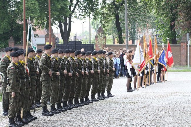 Młodzież pod pomnikiem (zdjęcia)