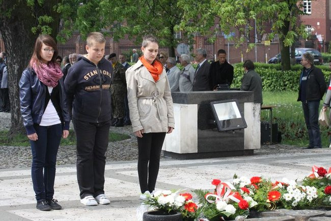 Młodzież pod pomnikiem (zdjęcia)