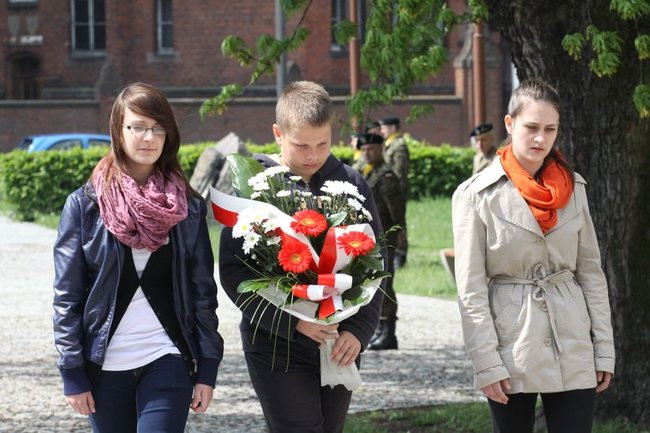 Młodzież pod pomnikiem (zdjęcia)