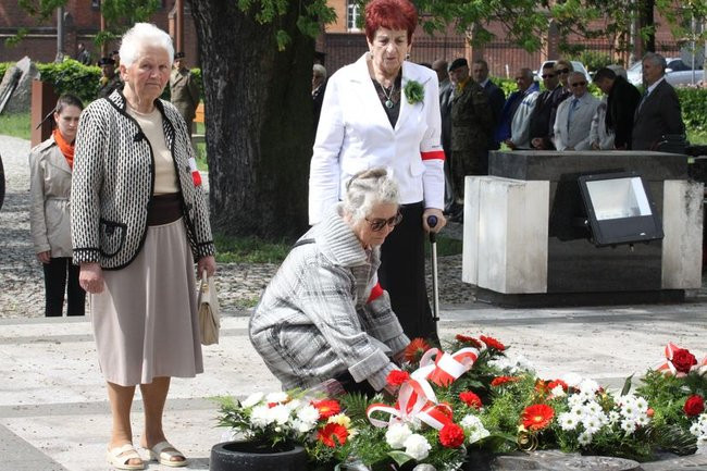 Młodzież pod pomnikiem (zdjęcia)