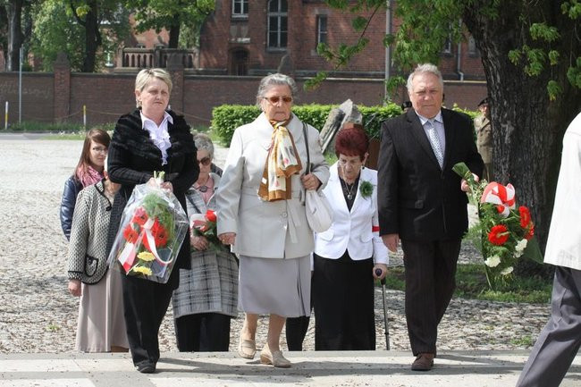 Młodzież pod pomnikiem (zdjęcia)