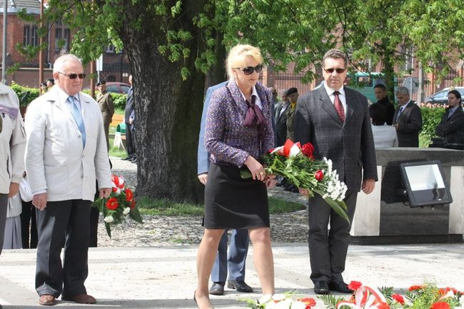 Młodzież pod pomnikiem (zdjęcia)